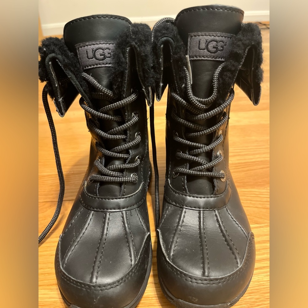 KIDS UGG LEATHER BOOTS.. SIZE 2